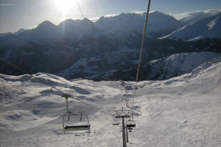 Vielfltiges Pistenangebot mit Talabfahrt direkt vors Haus und mit den Skiern zur Talstation der Luftseilbahn