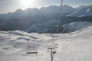 Vielfltiges Pistenangebot mit Talabfahrt direkt vors Haus und mit den Skiern zur Talstation der Luftseilbahn