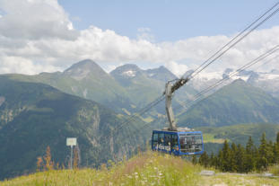 Eine gratis Fahrt mit der Luftseilbahn ffnet bequem die Tore zur Bergwelt.
